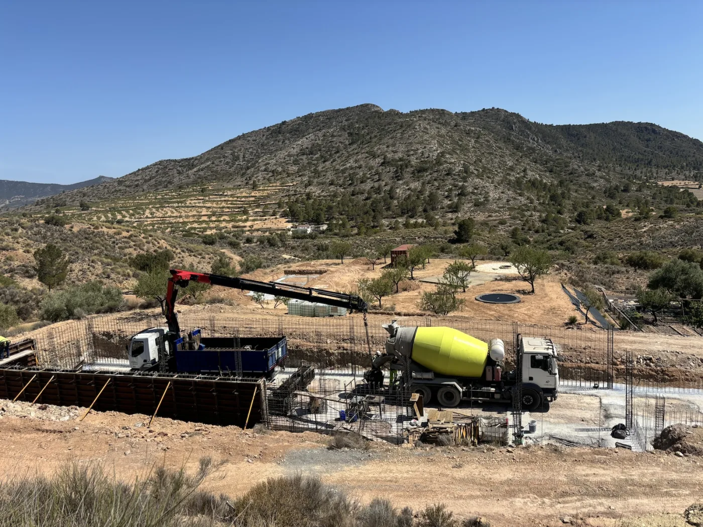 De betonmixer en de pomp storten de fundering