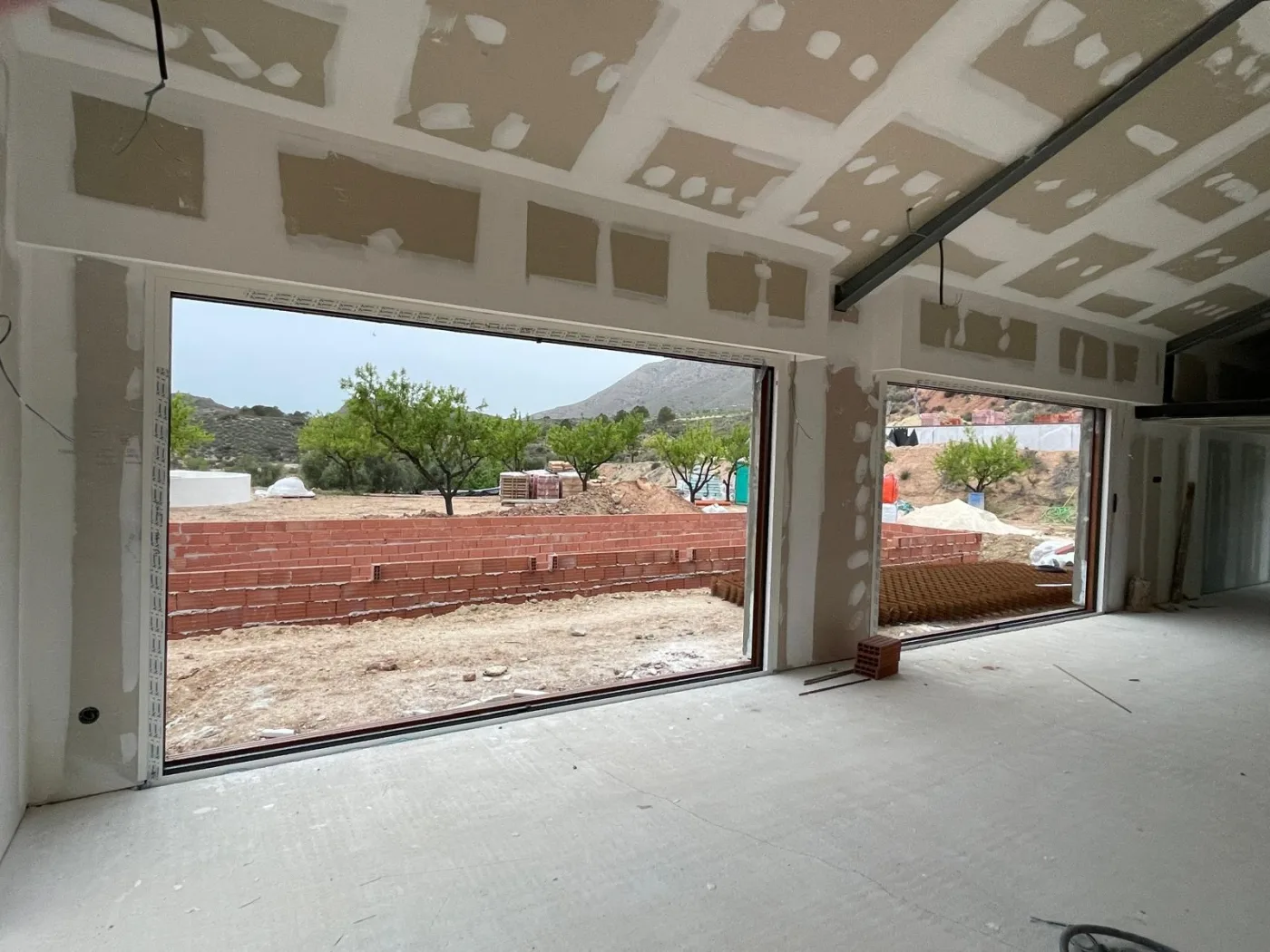 Een grote raamopening in de ruwbouw