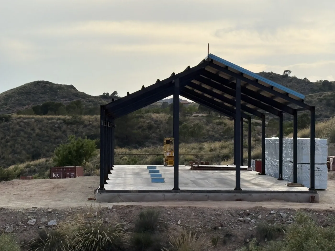 De staalstructuur van het poolhouse