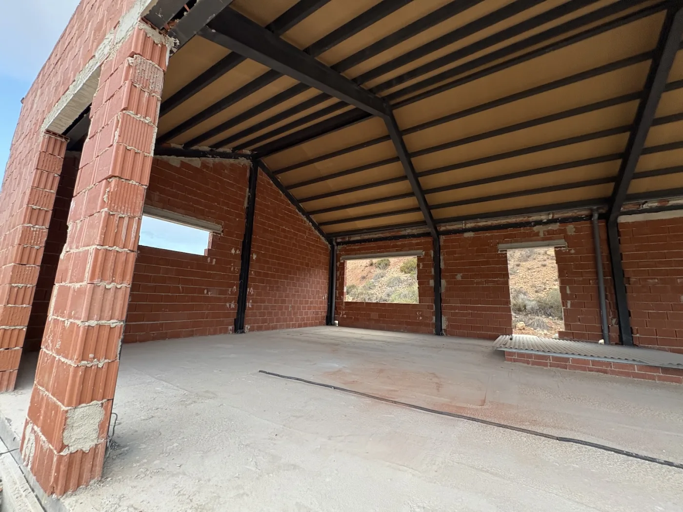 De binnenzijde van de ruwbouw met raamopeningen