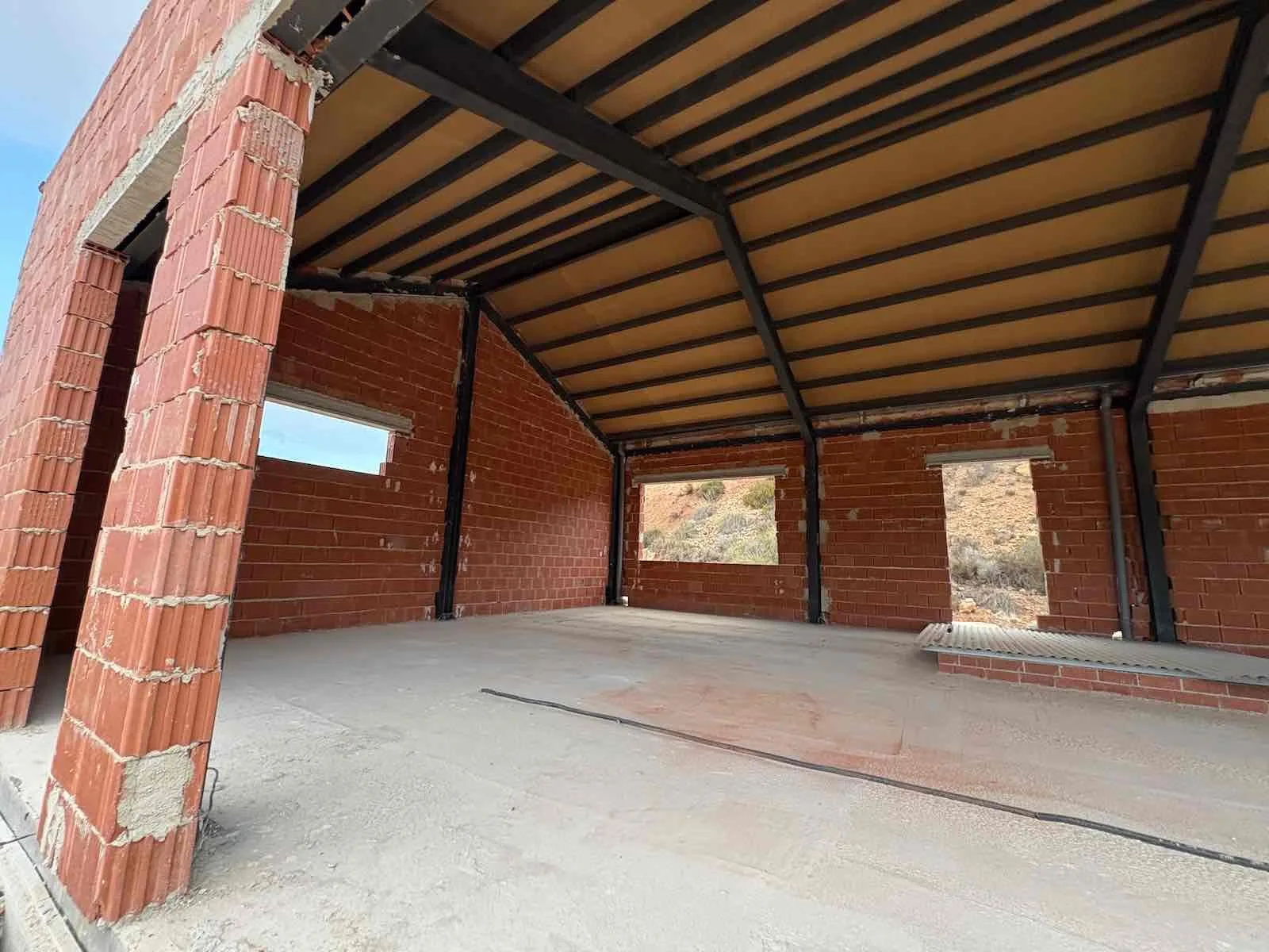 De eerste bouwfase: ruwbouw met dragende structuur