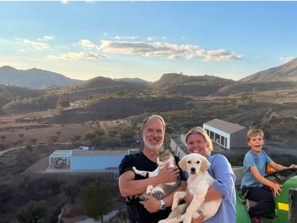 Het gezin met de honden bij Alma del Monte