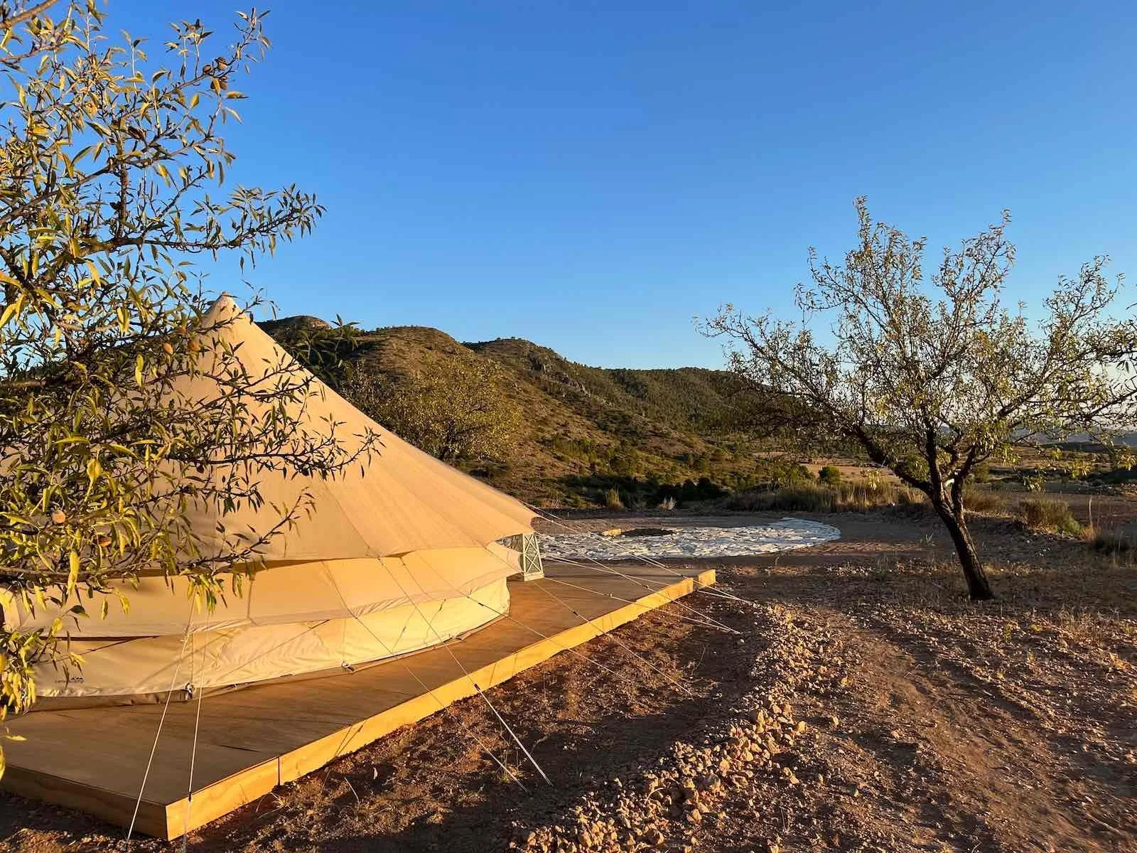 Het ruwe terrein in La Canalosa vóór de bouw