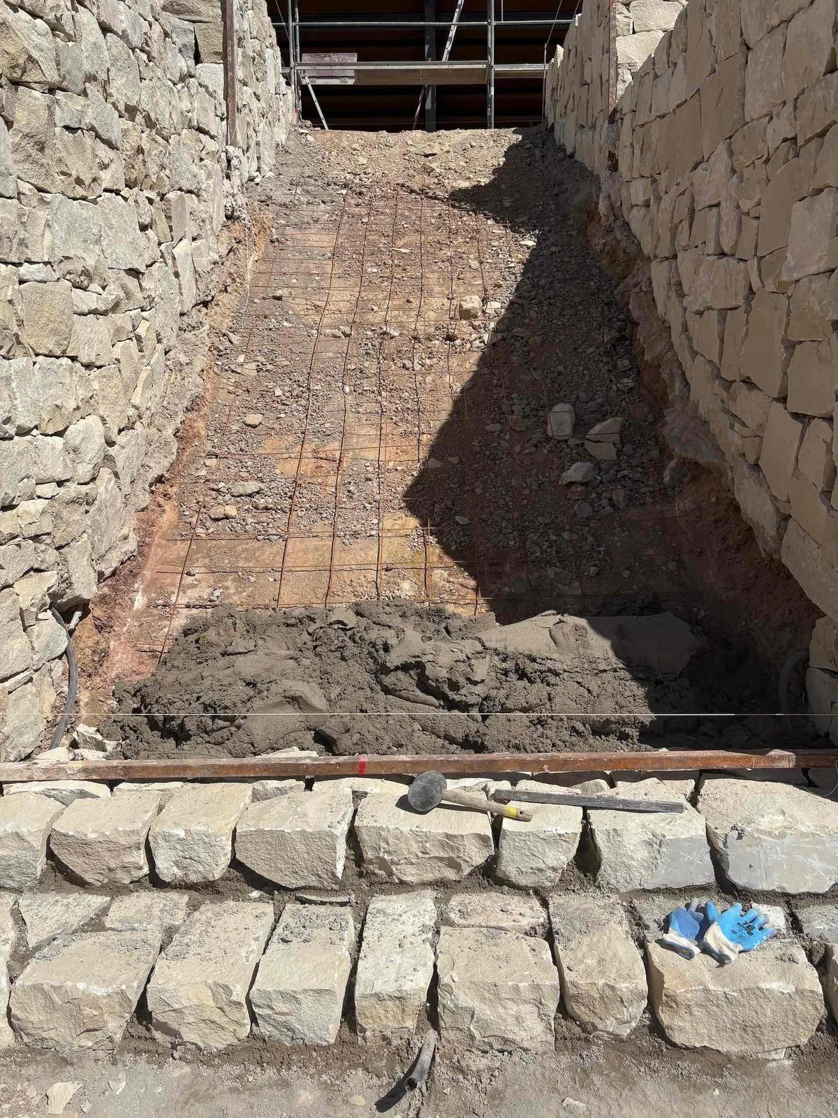 Breed zicht op de stenen muur met de bergen