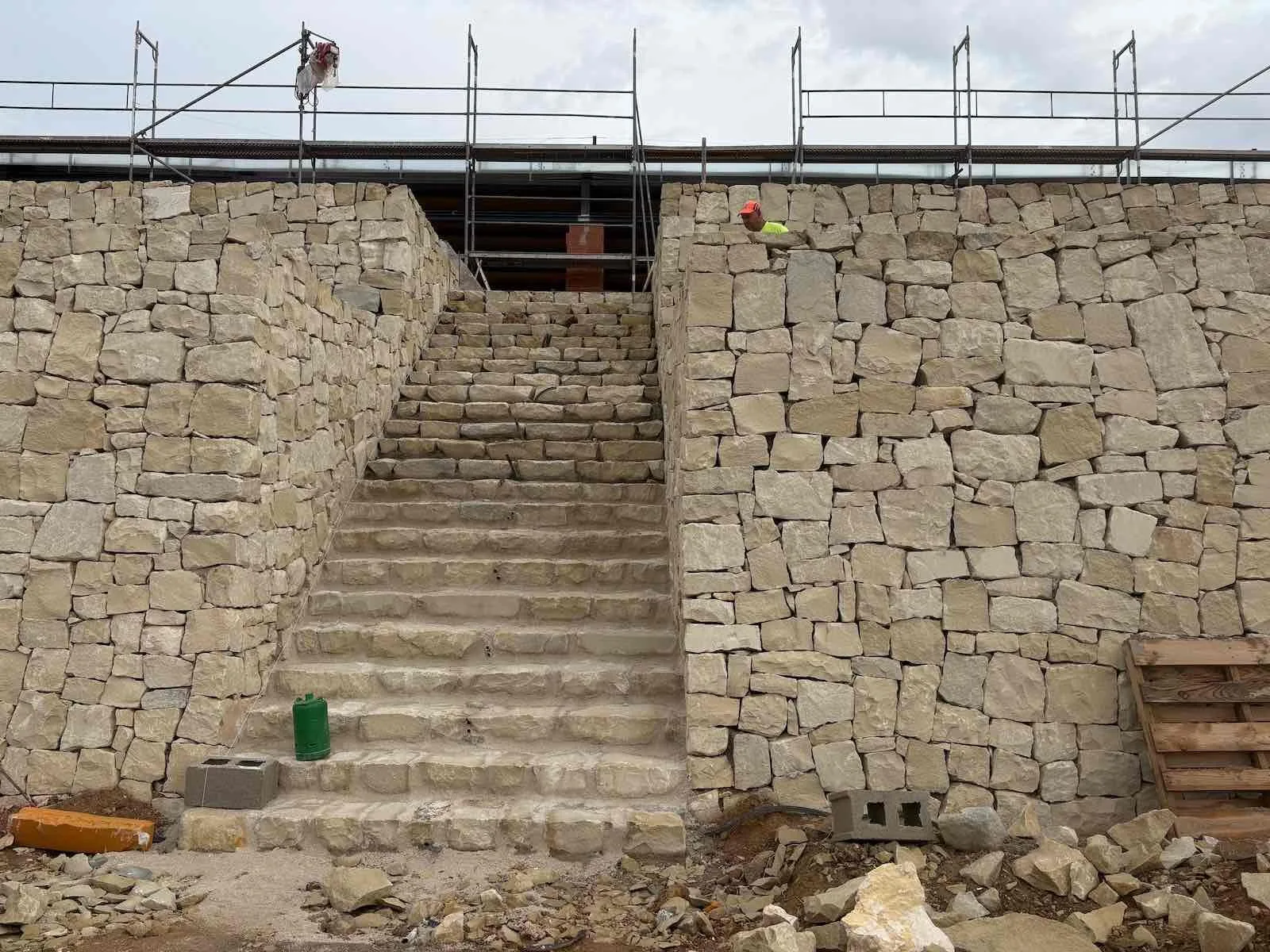 Stenen trap in de muur