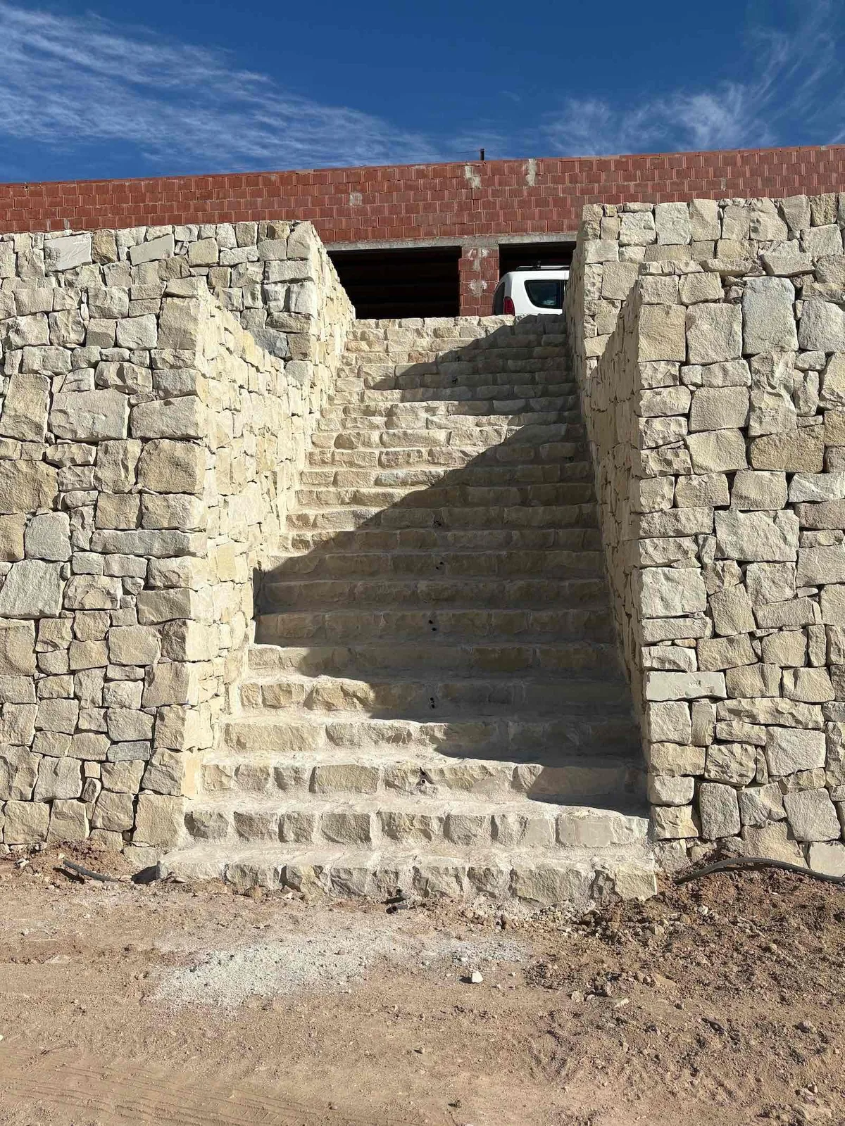 Muur met trap en steigers
