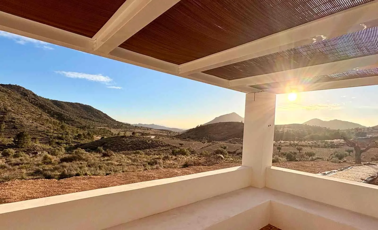 Een open uitzicht over de Hondón-vallei vanaf Alma del Monte